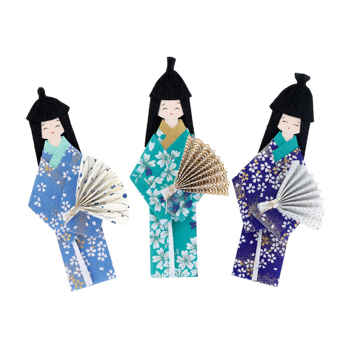 photo packshot des poupées montées du kit poupées japonaises « okinawa » dans les tons bleu nuit, bleu turquoise, blanc crème et dorés adeline klam