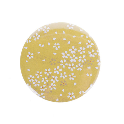 photo packshot du recto du miroir de poche tapissé de papier japonais de fleurs au vent blanches sur fond jaune moutarde (M864) adeline klam