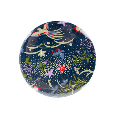 photo packshot du recto du miroir de poche tapissé de papier japonais de fleurs, d'oiseaux et de papillons dans les tons bleu marine, rouges, mauve, vert clair et foncé (M951) adeline klam