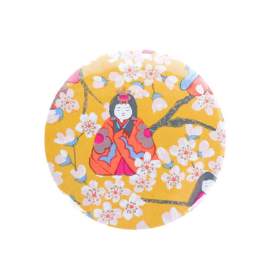 photo packshot du recto du miroir de poche tapissé de papier japonais aux motifs de poupées hina matsuri et fleurs de pêcher dans les tons jaune moutarde, orange vif, rose fuschia, bleu clair et lie de vin (M1006) adeline klam