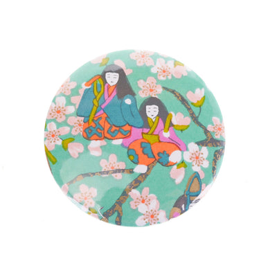 photo packshot du recto du miroir de poche tapissé de papier japonais aux motifs de poupées hina matsuri et fleurs de pêcher dans les tons vert menthe, roses, mauve, orange clair, bleu gris et vert acidulé (M1004) adeline klam