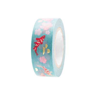 photo packshot du ruban adhésif décoratif aux motifs de carpes koi et fleurs de cerisier dans les tons bleus, roses et rouges de la marque rico design