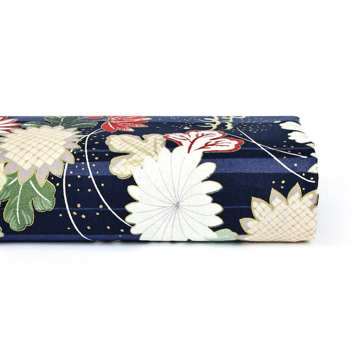 photo packshot du tombé du tissu japonais aux motifs de chrysanthèmes et de mouvements de brise dans les tons bleu marine, rouges, vert de gris et dorés T548
