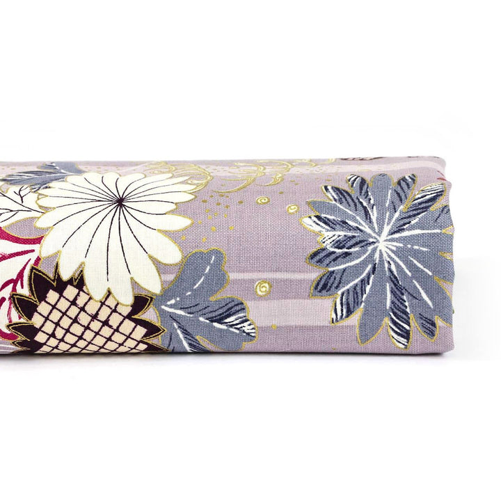 photo packshot du rouleau du tissu japonais aux motifs de chrysanthèmes et de mouvements de brise dans les tons mauve clair, bleu gris, rouge, vert foncé et dorés T547
