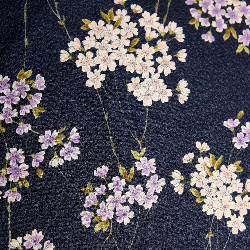 photo packshot du tissu japonais aux motifs de fines branches de fleurs de cerisier dans les tons bleu marine, violets et orange T359