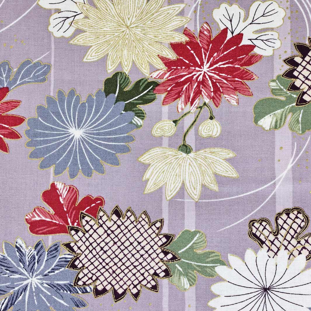 photo packshot du tissu japonais aux motifs de chrysanthèmes et de mouvements de brise dans les tons mauve clair, bleu gris, rouge, vert foncé et dorés T547
