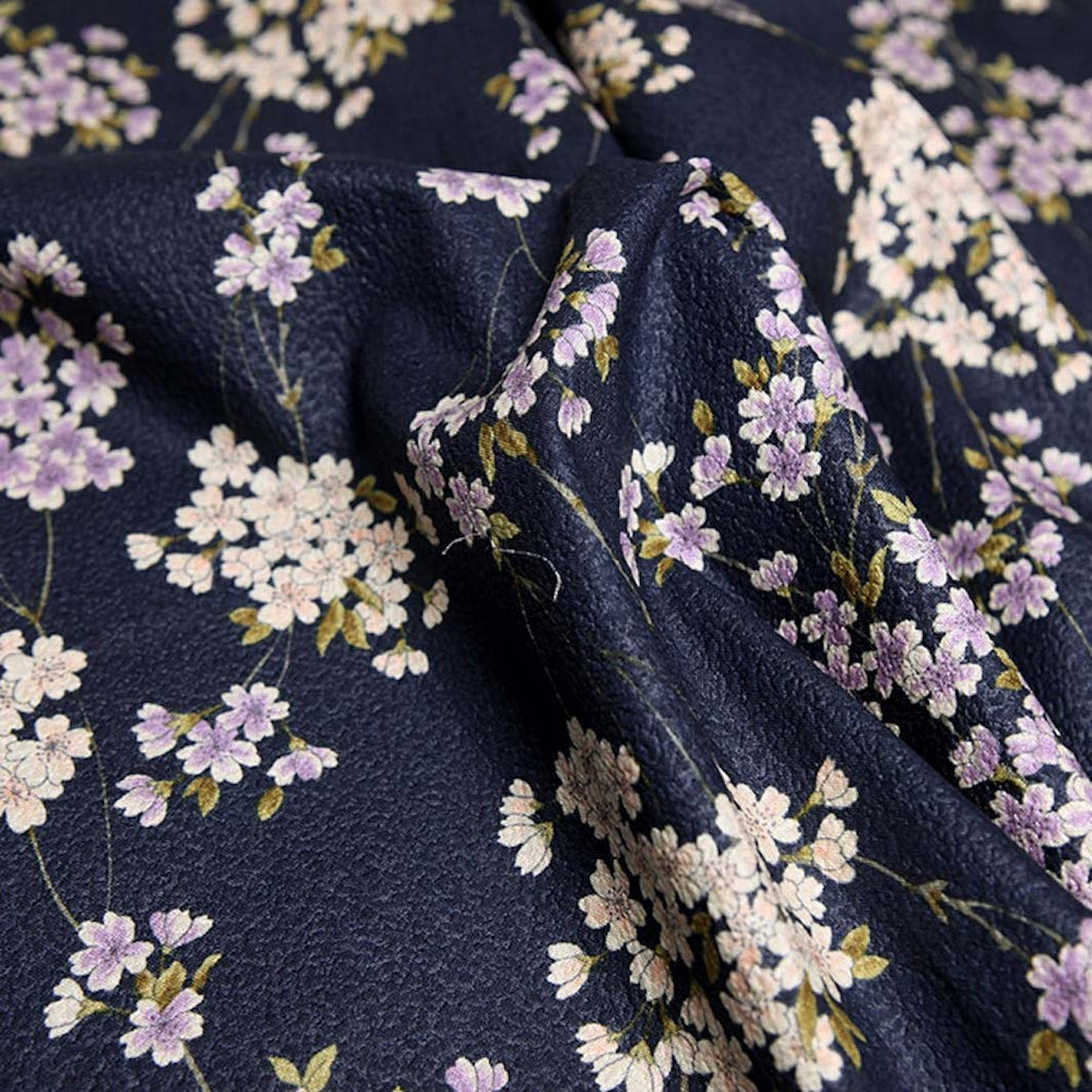 photo packshot du tombé du tissu japonais aux motifs de fines branches de fleurs de cerisier dans les tons bleu marine, violets et orange T359