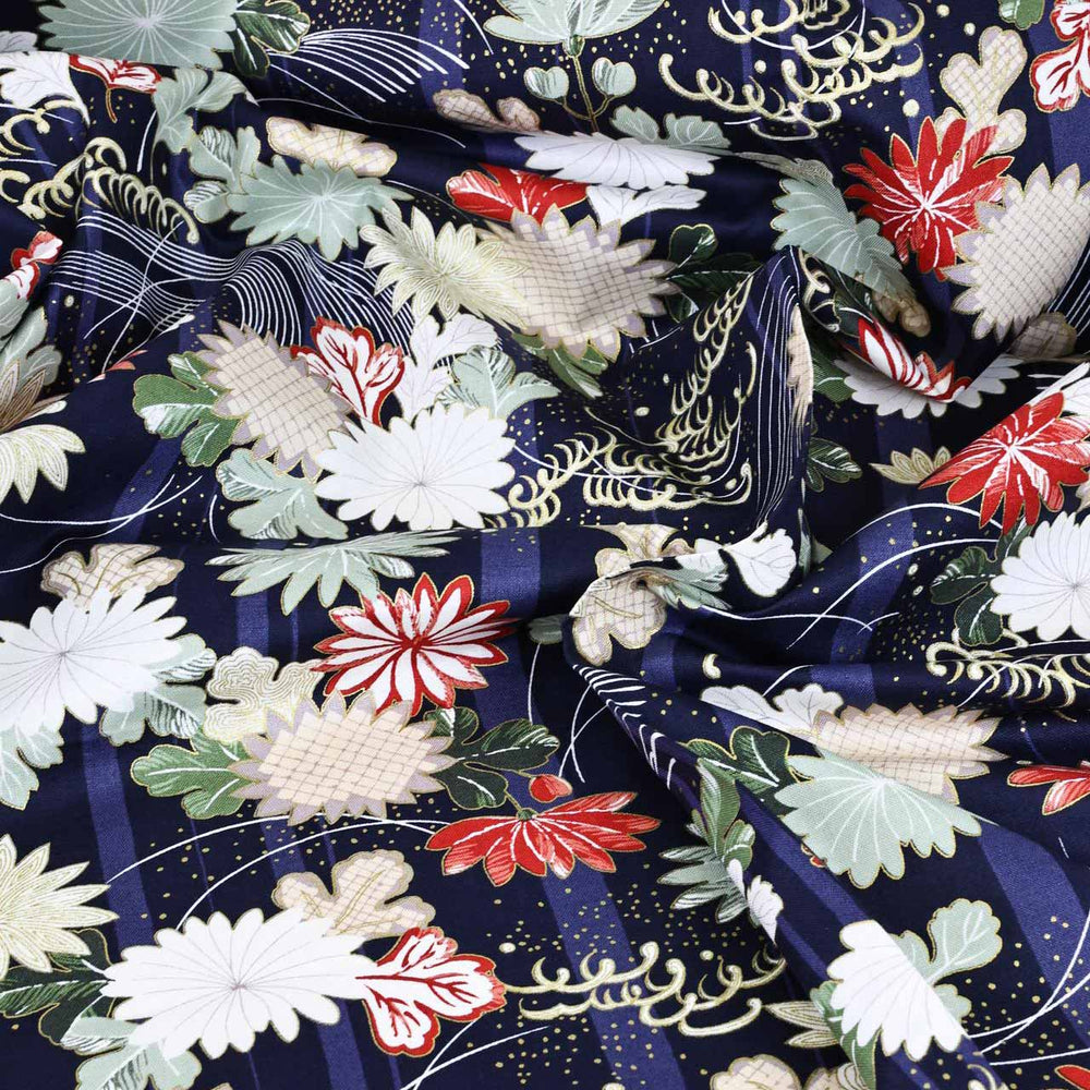 photo packshot du tombé du tissu japonais aux motifs de chrysanthèmes et de mouvements de brise dans les tons bleu marine, rouges, vert de gris et dorés T548
