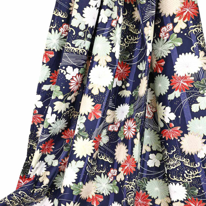 photo packshot du tombé du tissu japonais aux motifs de chrysanthèmes et de mouvements de brise dans les tons bleu marine, rouges, vert de gris et dorés T548