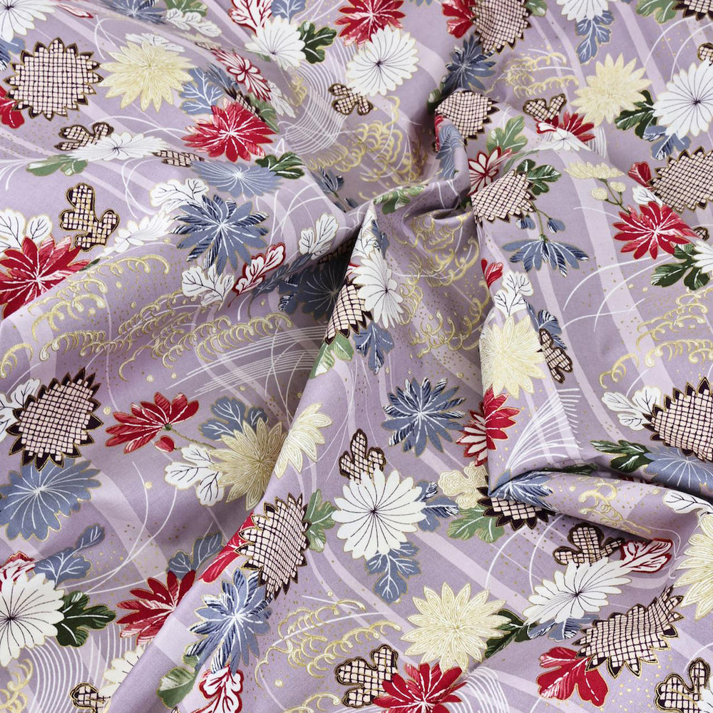 photo packshot du tombé du tissu japonais aux motifs de chrysanthèmes et de mouvements de brise dans les tons mauve clair, bleu gris, rouge, vert foncé et dorés T547