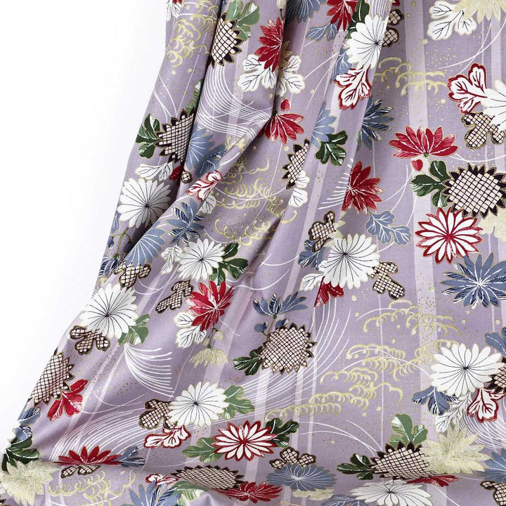 photo packshot du tombé du tissu japonais aux motifs de chrysanthèmes et de mouvements de brise dans les tons mauve clair, bleu gris, rouge, vert foncé et dorés T547