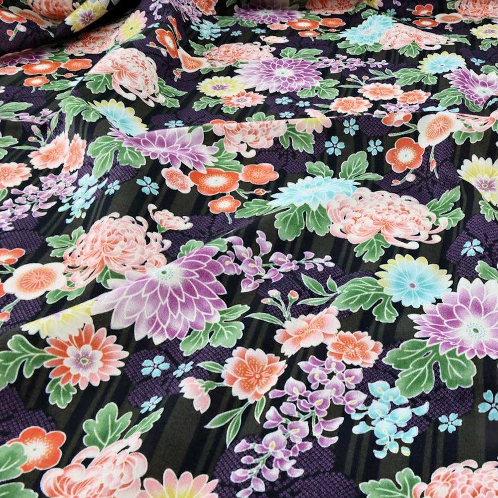 photo packshot du tombé du tissu japonais aux motifs de chrysanthèmes, de pivoines, de fleurs de prunier et de cerisier dans les tons noirs, violets, corail, turquoise et jaune T549