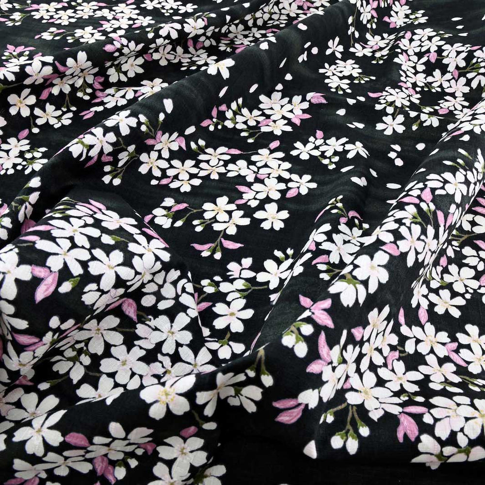 photo packshot du tombé du tissu japonais aux motifs de fleurs de cerisier dessinées dans les tons noirs, roses et vert T552