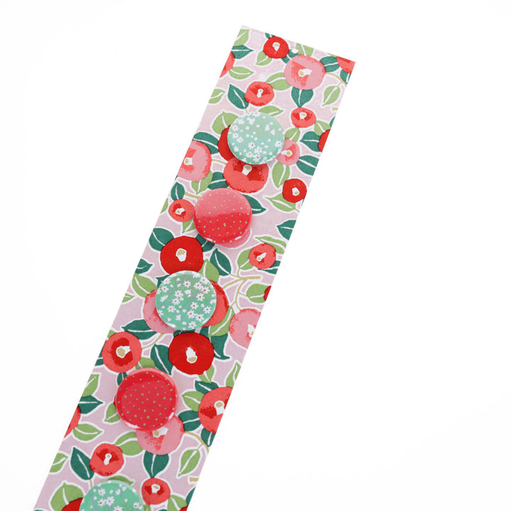 photo packshot avec une vue de biais du pêle-mêle tapissé du papier japonais aux motifs de camélias dans les tons rouges, roses et verts M722 adeline klam