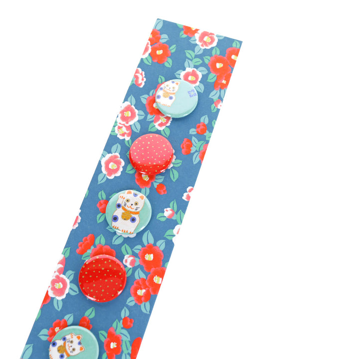 photo packshot avec une vue de biais du pêle-mêle tapissé du papier japonais aux motifs de camélias dans les tons bleu foncé, rouge orangé, roses et vert d'eau M956 adeline klam