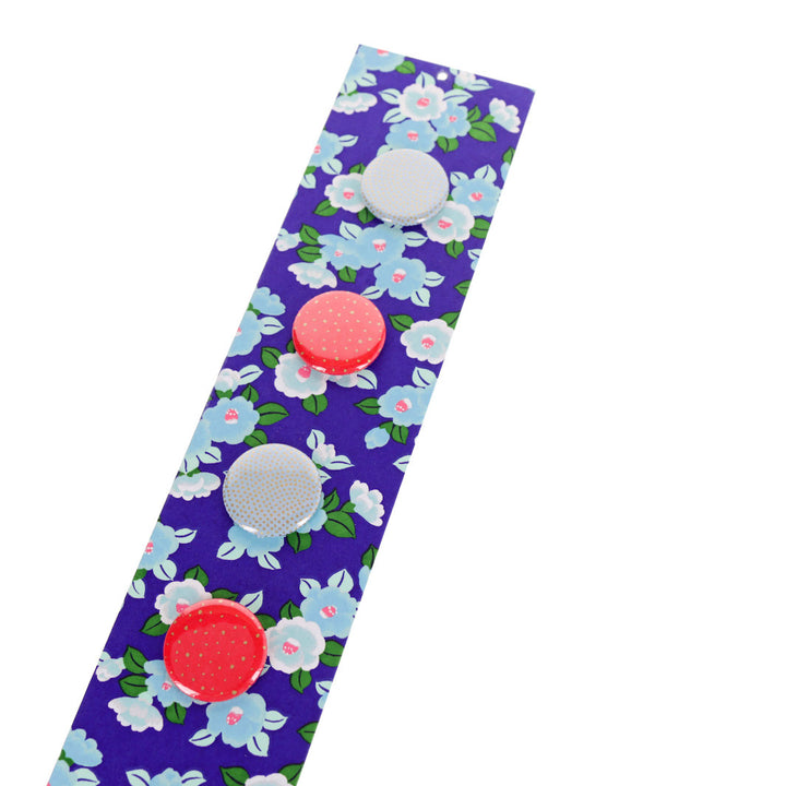 photo packshot avec une vue de biais du pêle-mêle tapissé du papier japonais aux motifs de camélias dans les tons bleus, violets et verts M955 adeline klam
