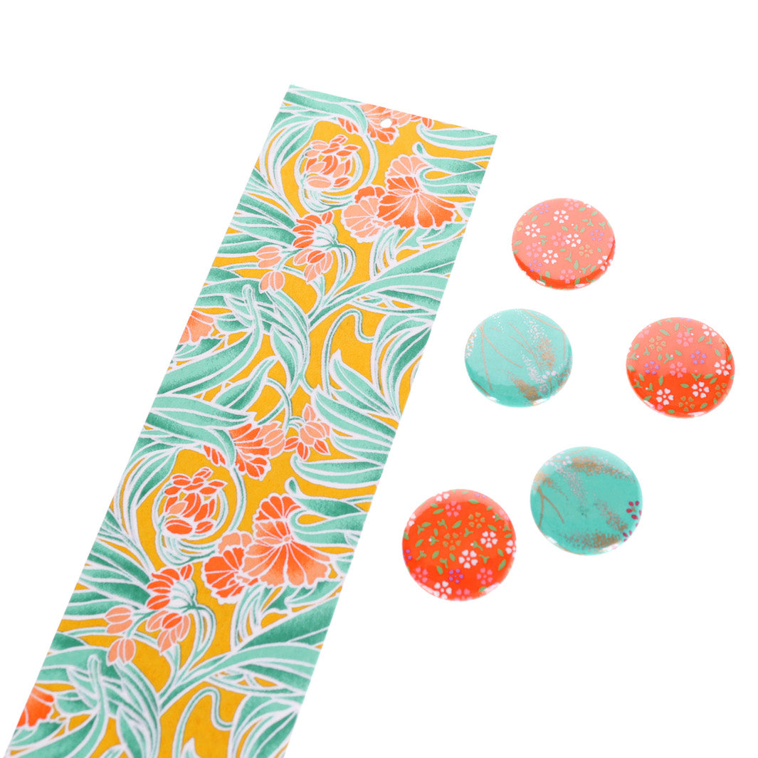 photo packshot avec une vue de biais du pêle-mêle tapissé du papier japonais aux motifs de fleurs « art nouveau » dans les tons jaune moutarde, vert d'eau et corail M988 adeline klam