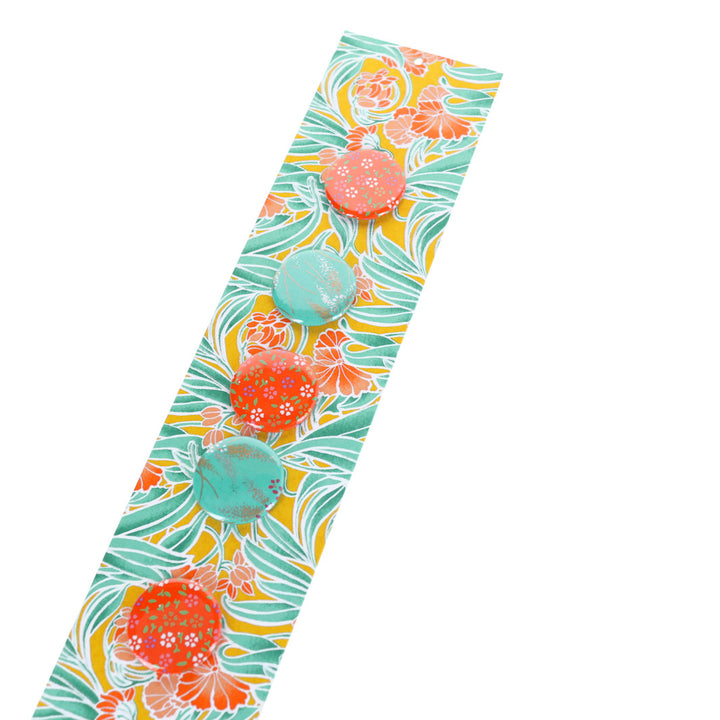 photo packshot avec une vue de biais du pêle-mêle tapissé du papier japonais aux motifs de fleurs « art nouveau » dans les tons jaune moutarde, vert d'eau et corail M988 adeline klam