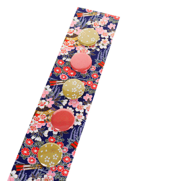 photo packshot avec une vue de biais du pêle-mêle tapissé du papier japonais aux motifs de fleurs de cerisier, de chrysanthèmes, de glycines et d'éventails dans les tons violets, roses, blancs et rouges M908 adeline klam