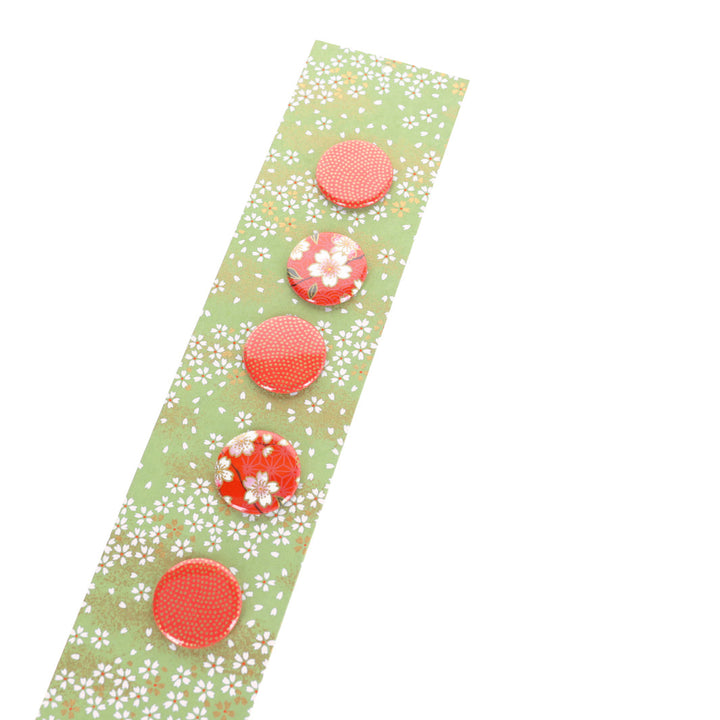 photo packshot avec une vue de biais du pêle-mêle tapissé du papier japonais aux motifs de fleurs au vent vert amande M984 adeline klam