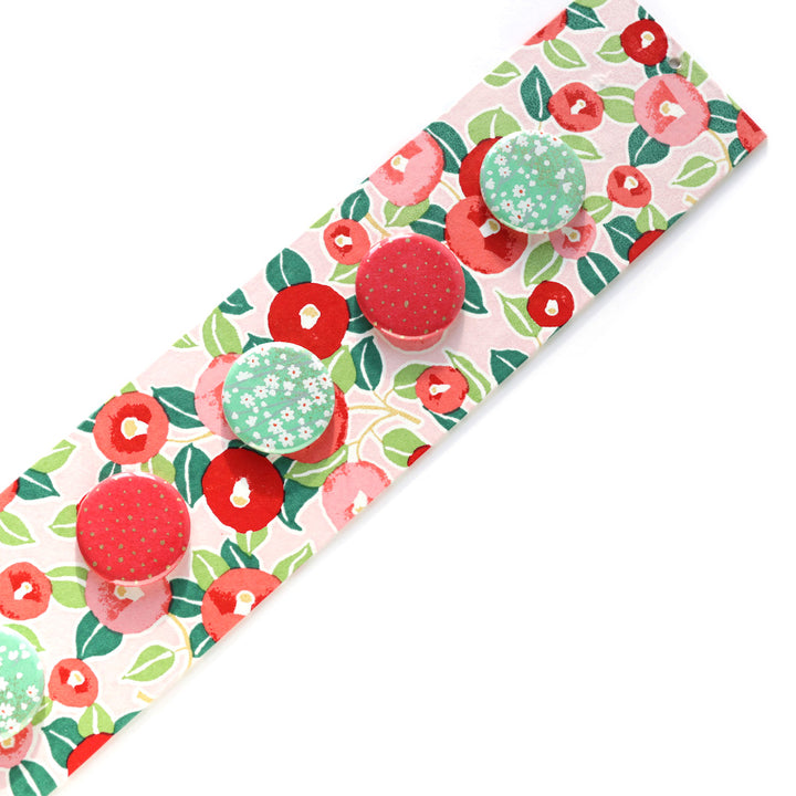 photo packshot avec une vue d'un détail du pêle-mêle tapissé du papier japonais aux motifs de camélias dans les tons rouges, roses et verts M722 adeline klam