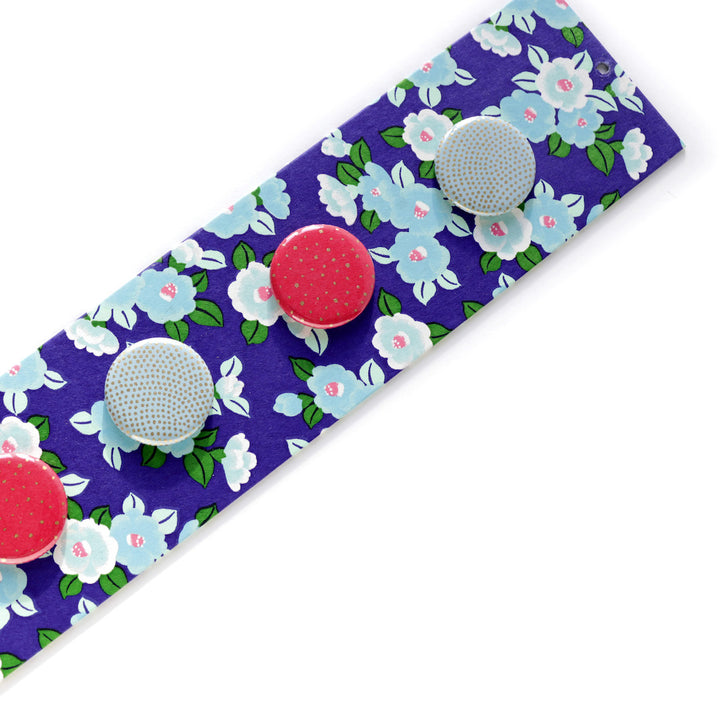 photo packshot avec une vue d'un détail du pêle-mêle tapissé du papier japonais aux motifs de camélias dans les tons bleus, violets et verts M955 adeline klam