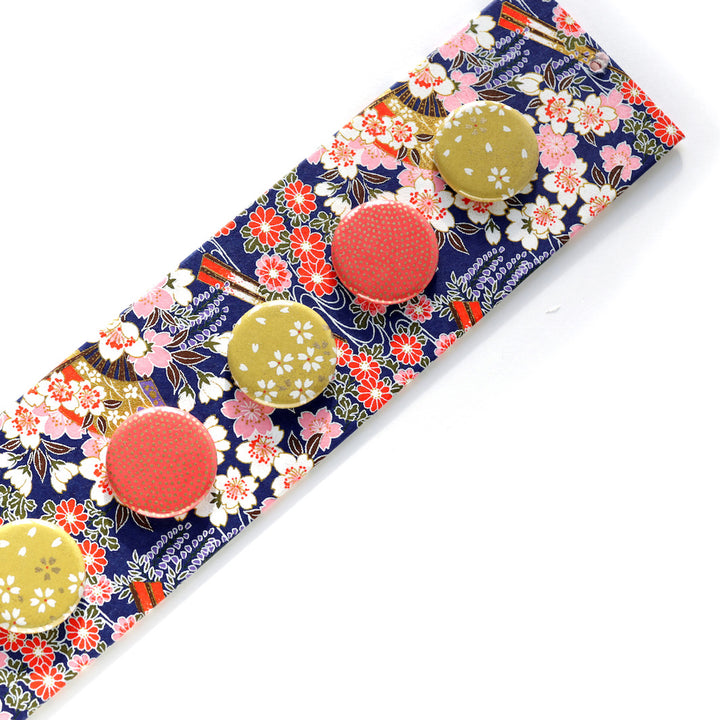 photo packshot avec une vue d'un détail du pêle-mêle tapissé du papier japonais aux motifs de fleurs de cerisier, de chrysanthèmes, de glycines et d'éventails dans les tons violets, roses, blancs et rouges M908 adeline klam