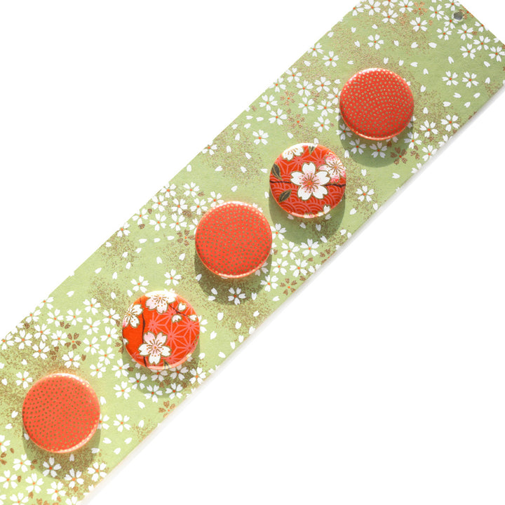 photo packshot avec une vue d'un détail du pêle-mêle tapissé du papier japonais aux motifs de fleurs au vent vert amande M984 adeline klam