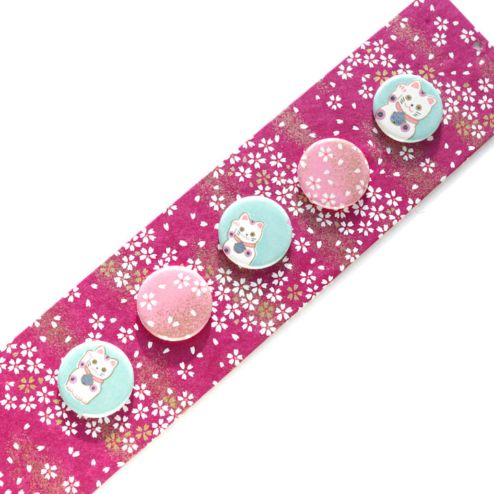 photo packshot avec une vue d'un détail du pêle-mêle tapissé du papier japonais aux motifs de fleurs au vent violet pourpre M985 adeline klam