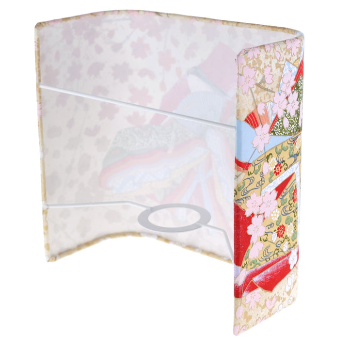 photo packshot avec une vue de dos en biais d'une applique murale japonaise au motif de femmes en kimono dans les tons mordorés, rouges, verts, bleus et mauves