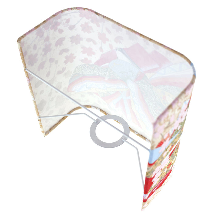 photo packshot avec une vue de dosen biais de la structure d'une applique murale japonaise au motif de femmes en kimono dans les tons mordorés, rouges, verts, bleus et mauves