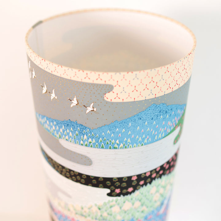 photo packshot avec une vue de haut d'une lampe à poser japonaise (taille xl) au motif de paysage japonais dans les tons bleus, verts, gris, noirs, orange et roses