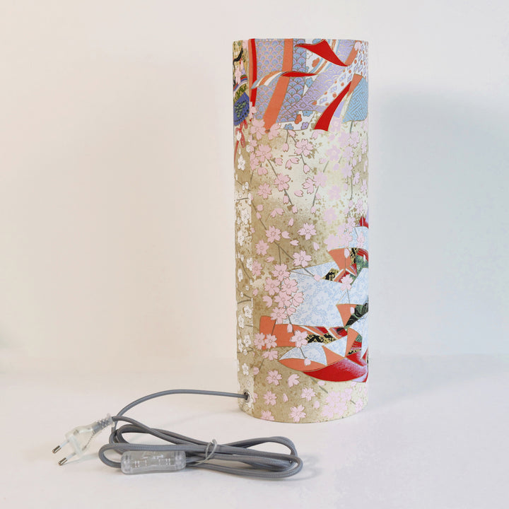 photo packshot avec une vue de face du câble électrique gris d'une lampe à poser japonaise (taille s) au motif de femmes en kimono dans les tons mordorés, rouges, verts, bleus et mauves