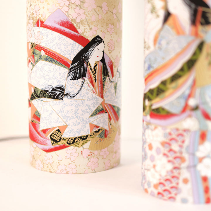 photo packshot avec une vue zoomée d'une lampe à poser japonaise (taille m) au motif de femmes en kimono dans les tons mordorés, rouges, verts, bleus et mauves