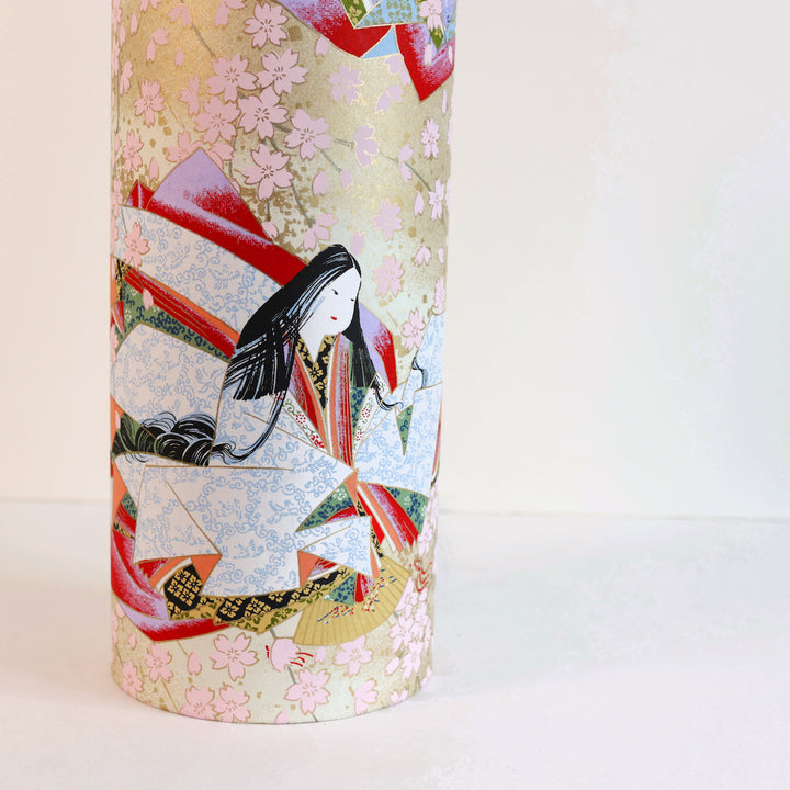 photo packshot avec une vue zoomée d'une lampe à poser japonaise (taille m) au motif de femmes en kimono dans les tons mordorés, rouges, verts, bleus et mauves