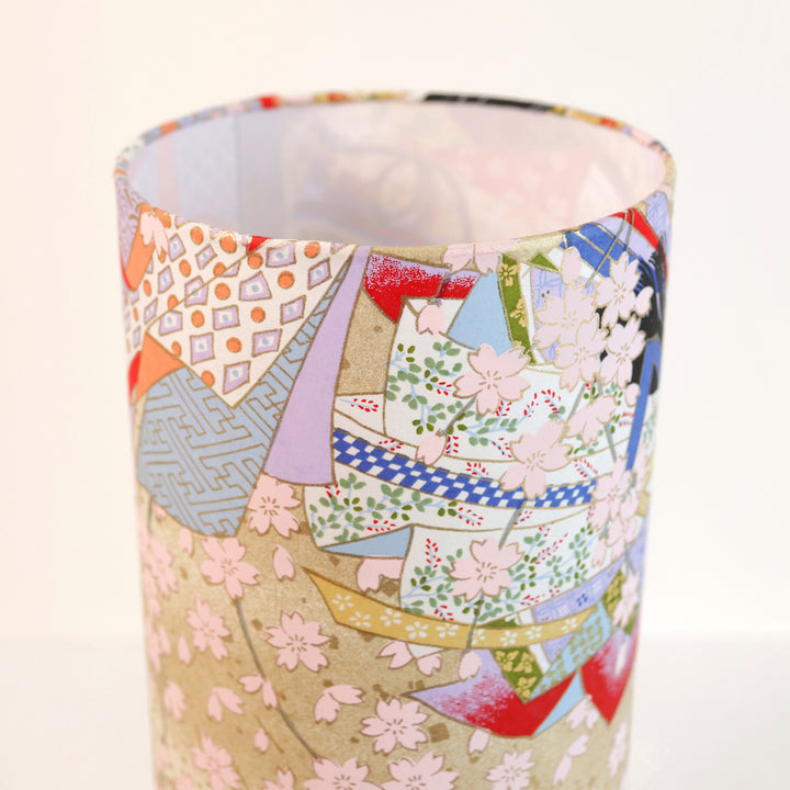 photo packshot avec une vue zoomée d'une lampe à poser japonaise (taille m) au motif de femmes en kimono dans les tons mordorés, rouges, verts, bleus et mauves