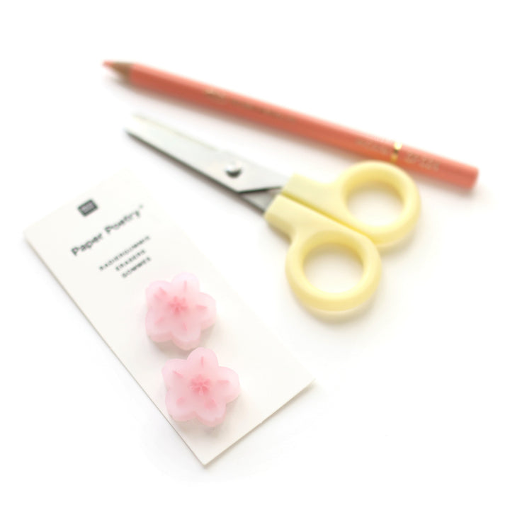 photo packshot de la vue de la taille des 2 gommes en forme de fleurs de cerisier rose clair rico design