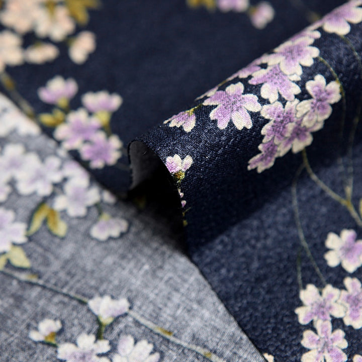 photo packshot zoomée d'un détail du tissu japonais aux motifs de fines branches de fleurs de cerisier dans les tons bleu marine, violets et orange T359