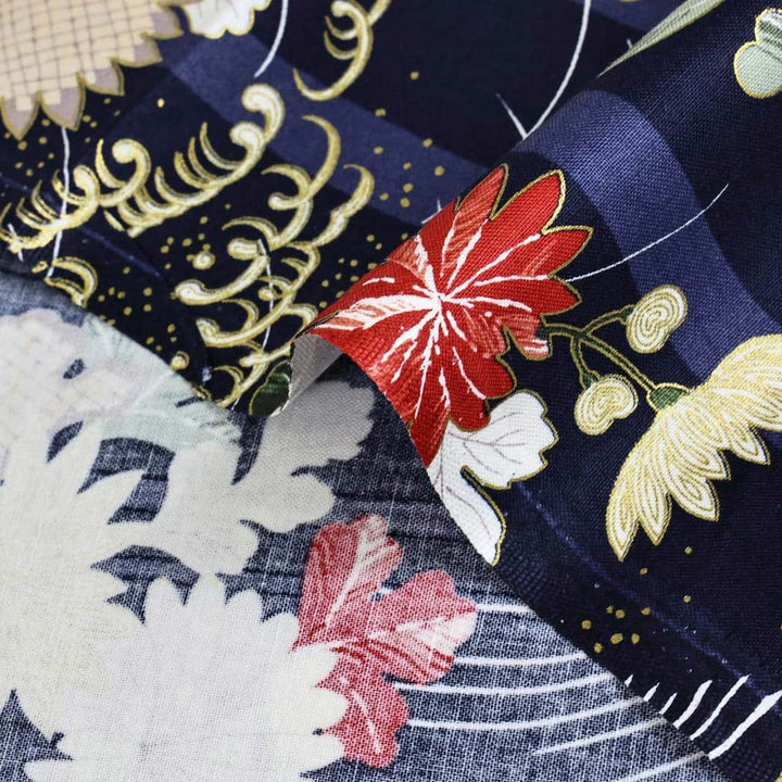 photo packshot du tombé du tissu japonais aux motifs de chrysanthèmes et de mouvements de brise dans les tons bleu marine, rouges, vert de gris et dorés T548