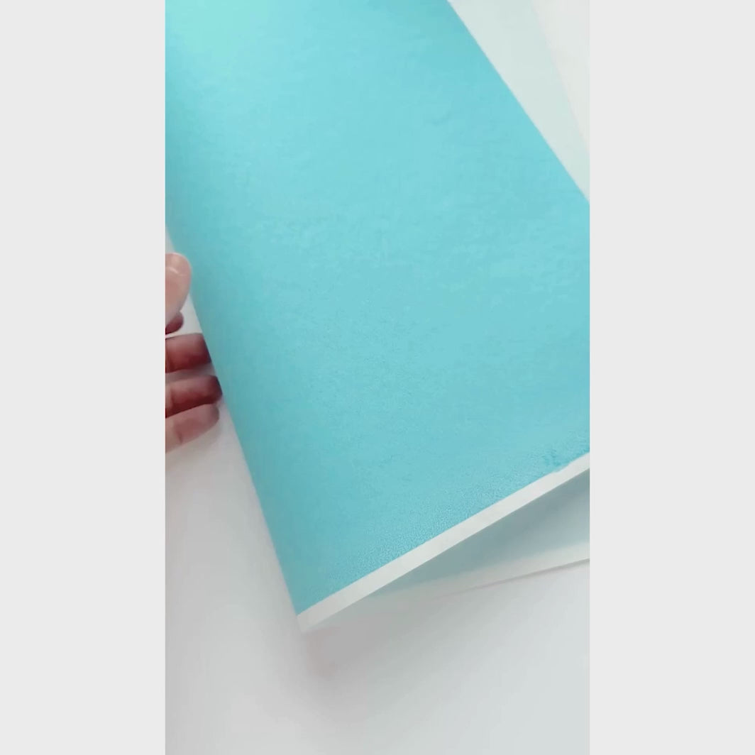 vidéo de démonstration du papier japonais yuzen chiyogami uni de couleur bleu bébé adeline klam (U542)