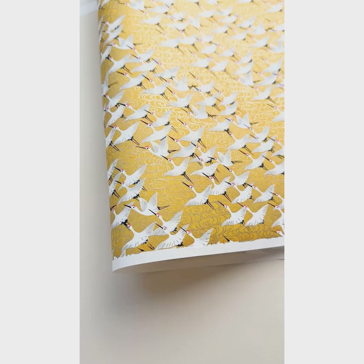 vidéo de démonstration du papier japonais yuzen chiyogami aux motifs d'envolée de grues blanches sur fond jaune moutarde adeline klam (M930)