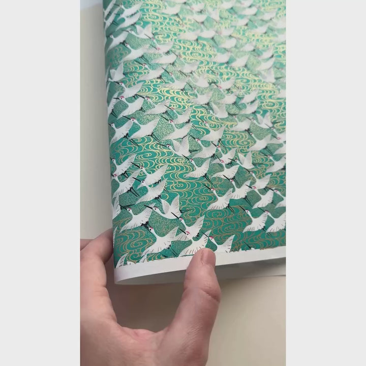 vidéo de démonstration du papier japonais yuzen chiyogami aux motifs d'envolée de grues blanches sur fond vert adeline klam (M931)