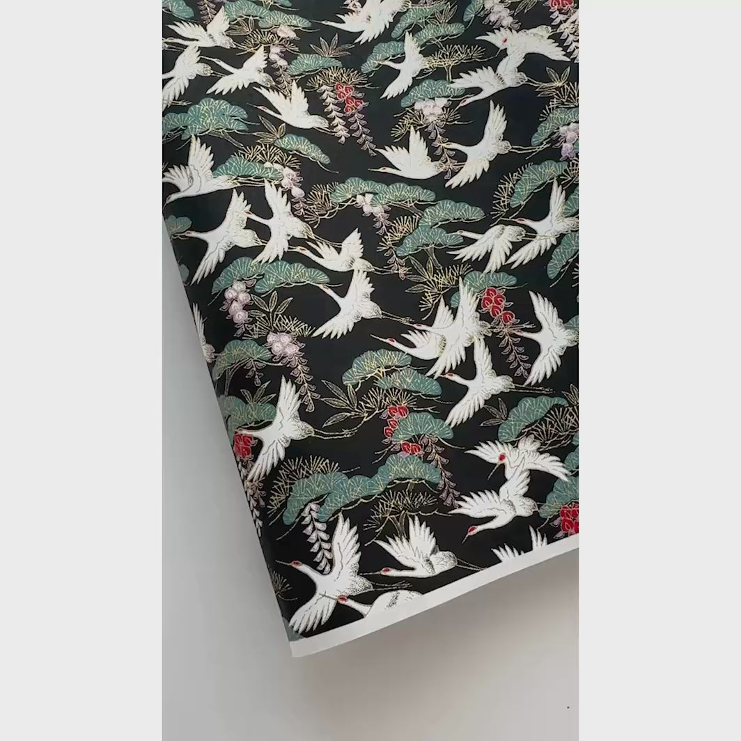 vidéo de démonstration du papier japonais yuzen chiyogami aux motifs de grues et de forêts dans les tons noirs, blancs, rouges, mauve et vert sapin adeline klam (M1026)