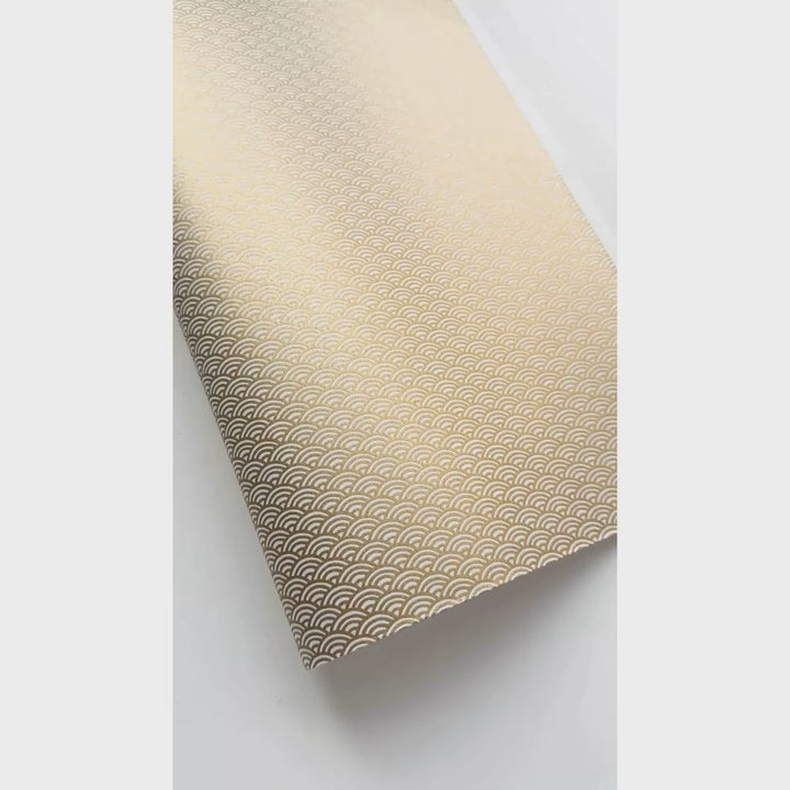 vidéo de démonstration du papier japonais yuzen chiyogami aux motifs de petites vagues dorées sur fond blanc adeline klam (M444)