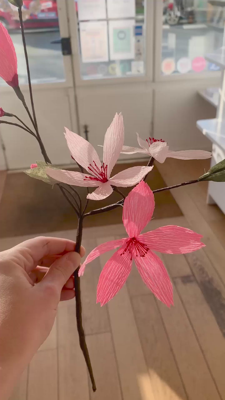 vidéo d'ambiance d'une branche montée du kit 3 branches de fleurs de cerisier en crépon adeline klam