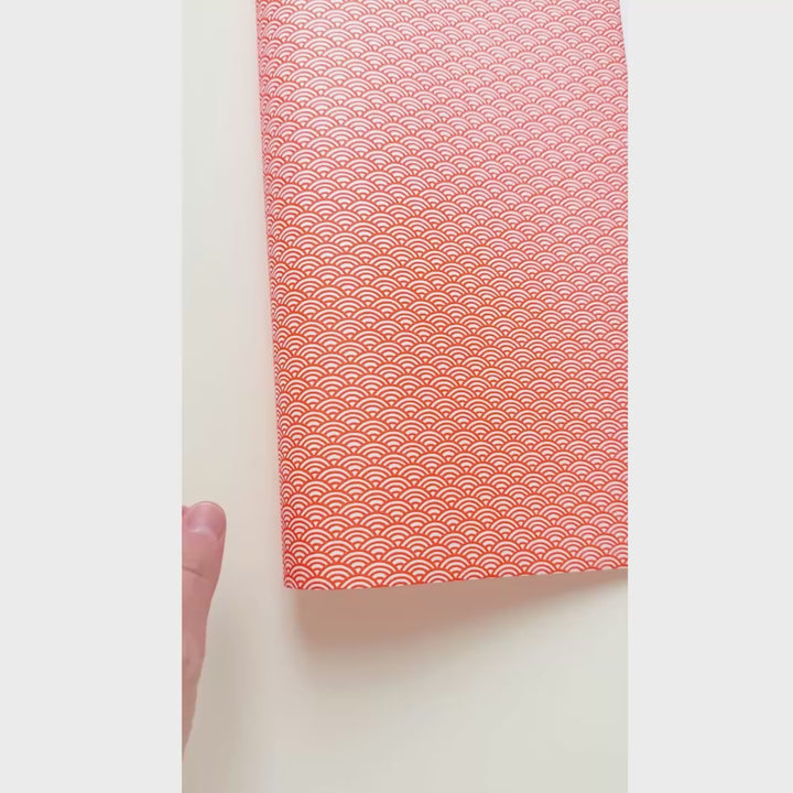 vidéo de démonstration du papier japonais yuzen chiyogami aux motifs de petites vagues orange vif sur fond blanc adeline klam (M475)
