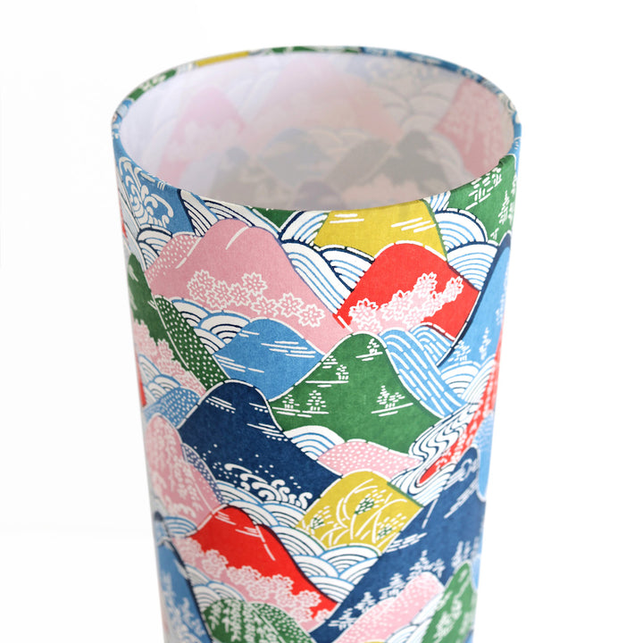 zoom sur une lampe japonaise à poser aux motifs de montagnes et de rivières dans les tons rouges, bleus, verts, jaunes et roses (M969) adeline klam