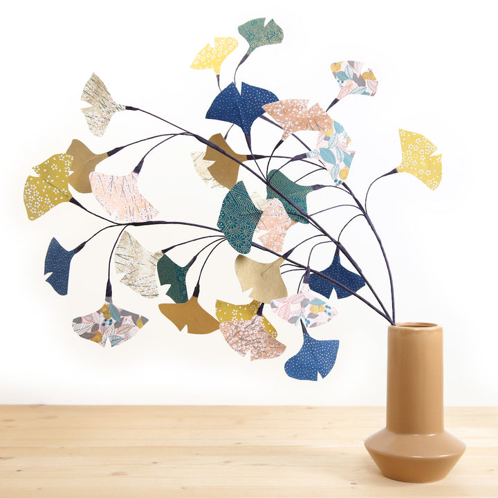 photo packshot du bouquet monté du kit 3 branches de ginkho dans les tons jaune moutarde, rose clair, bleu nuit et bleu canard « miyabi » adeline klam