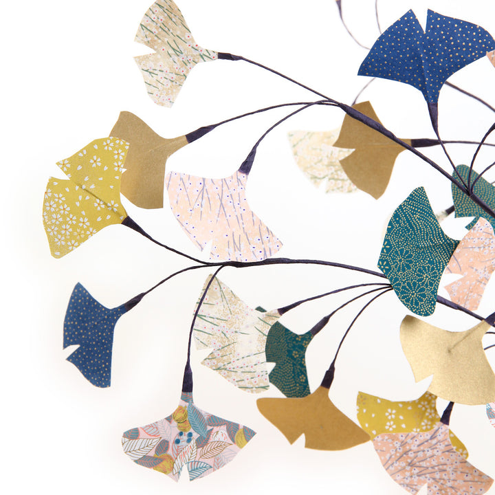 photo packshot zoomée du bouquet monté du kit 3 branches de ginkho dans les tons jaune moutarde, rose clair, bleu nuit et bleu canard « miyabi » adeline klam