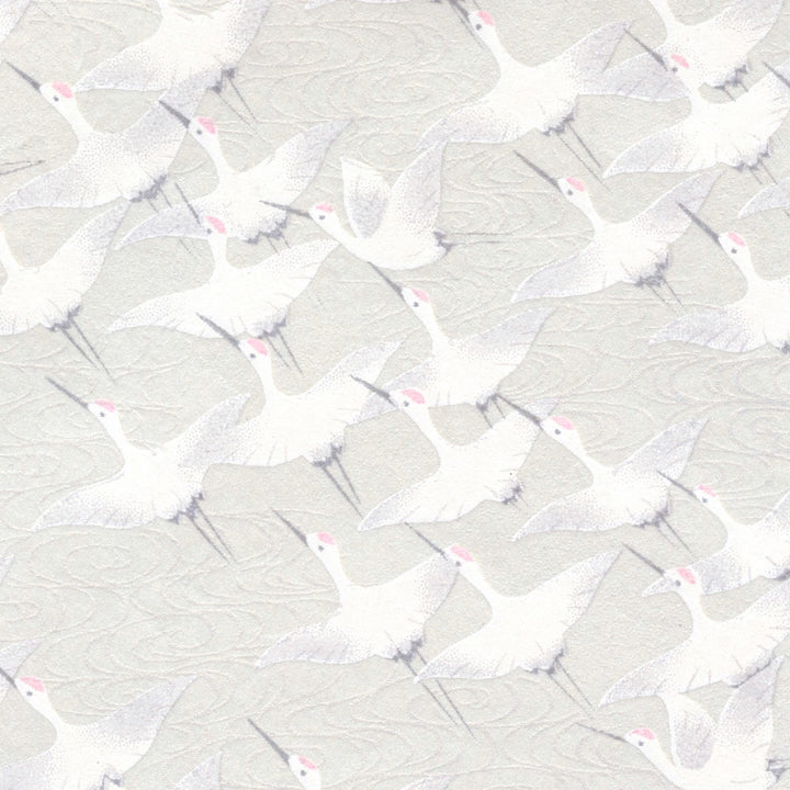 carré de 10cm par 10cm de papier japonais yuzen chiyogami aux motifs d'envolée de grues gris clair nacré adeline klam (M387)